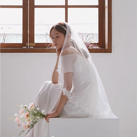 Floral Lace Short Wedding Veil with Comb Fingertip Length - Picture 2 of 6